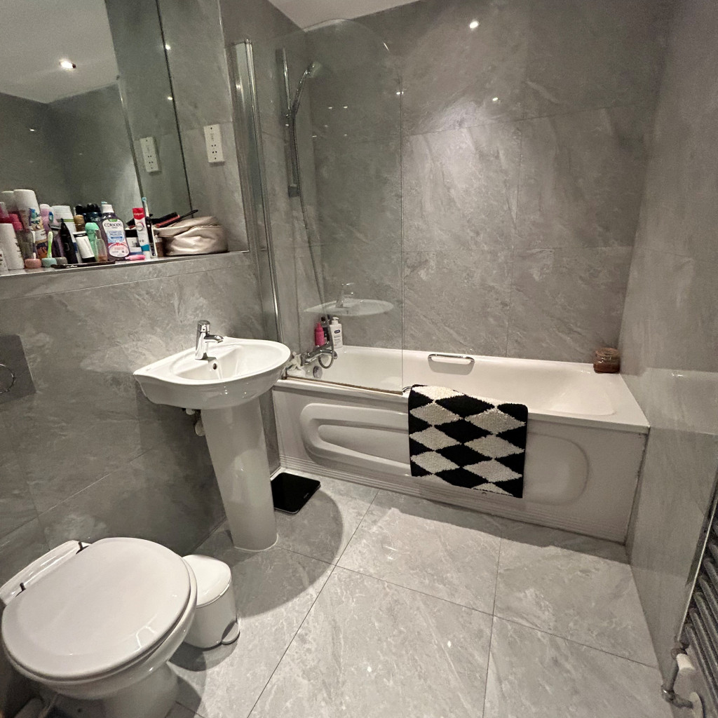 27 Southstand Apartments, N5 7 Bathroom 2
