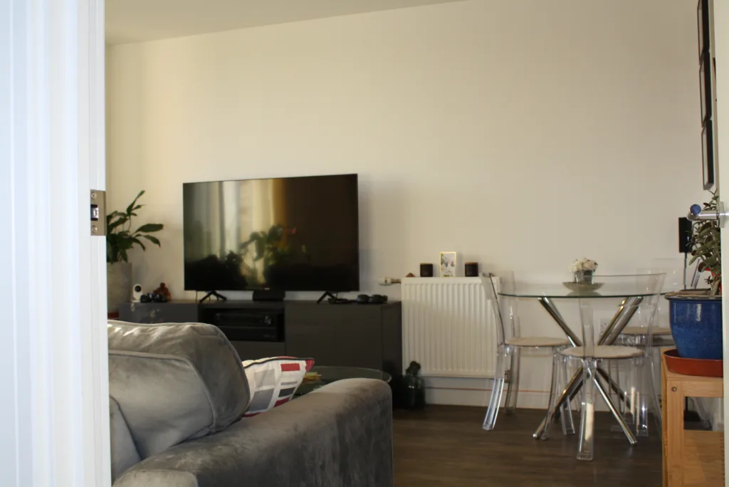 8 Harlequin House, EN3 2 living room 2 1024x684 jpg